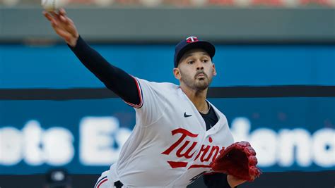 López extends his scoreless streak to 19 innings and Taylor homers as Twins beat Pirates 5-1